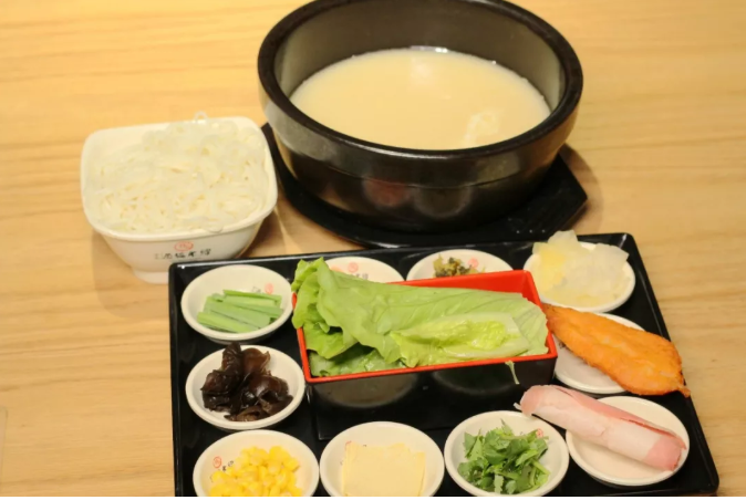 夏天，還是這鍋酸甜的熱米線(xiàn)最爽口