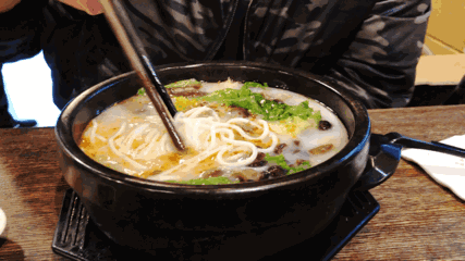 吃過橋米線更是一種生活的態(tài)度