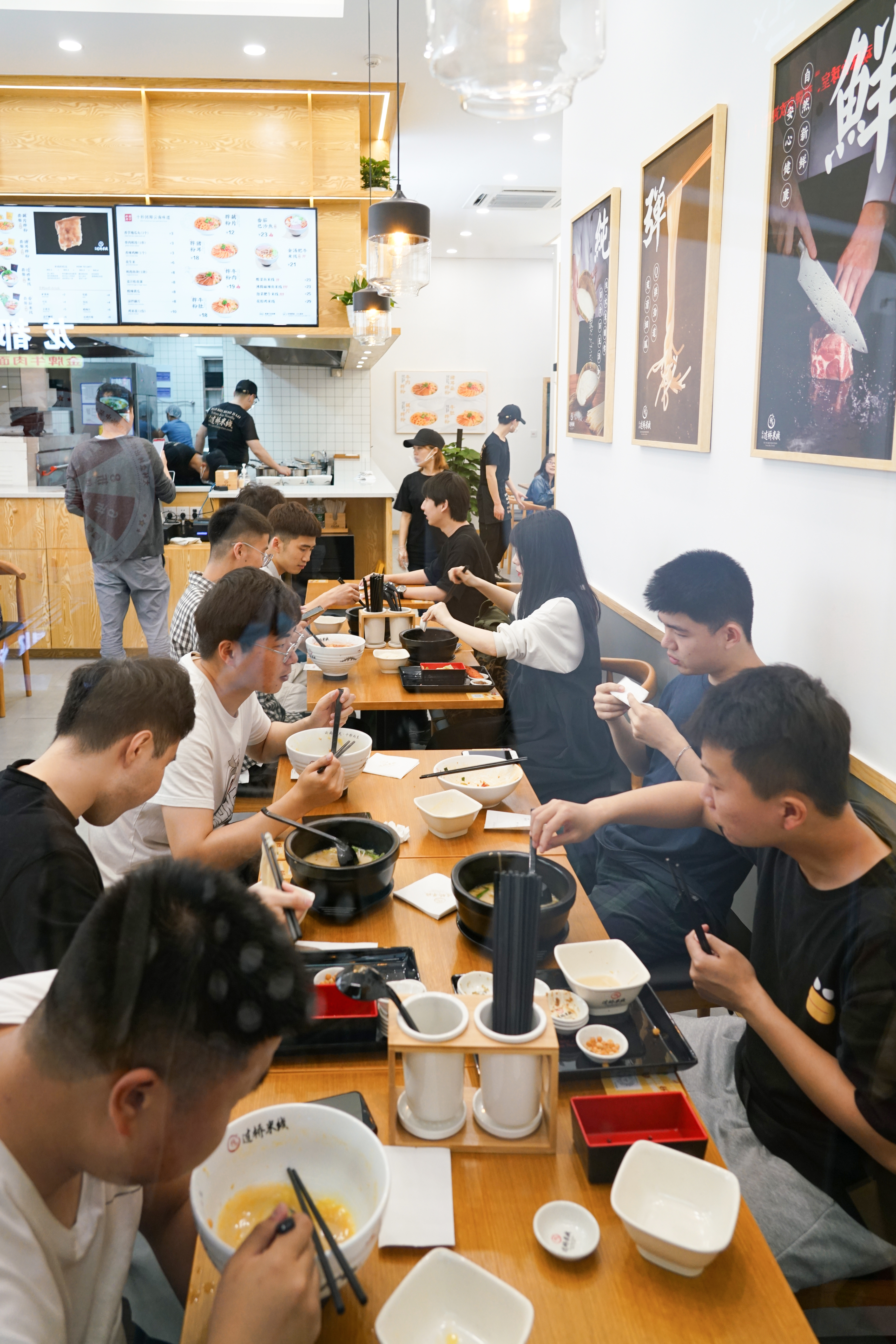 杭州米線怎么加盟？知名十秒到過(guò)橋米線大受歡迎！