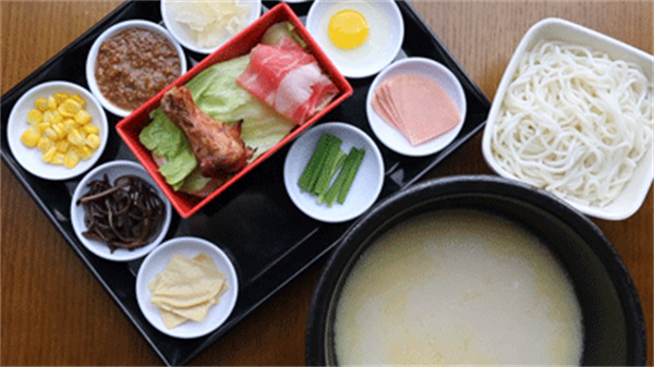 米線加盟品牌選什么？十秒到過(guò)橋米線店加盟